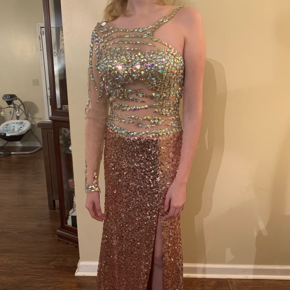 Formal dress - Picture 2 of 3